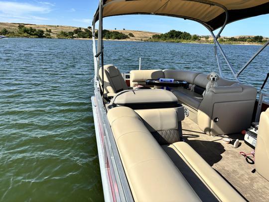 ¡Relájate en el agua con SunTracker Party Barge 20 para divertirte en el lago Lawtonka!