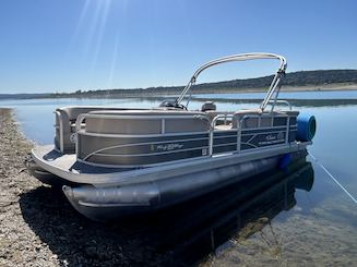 20ft Sun Tracker Party Barge Pontoon at Canyon Lake