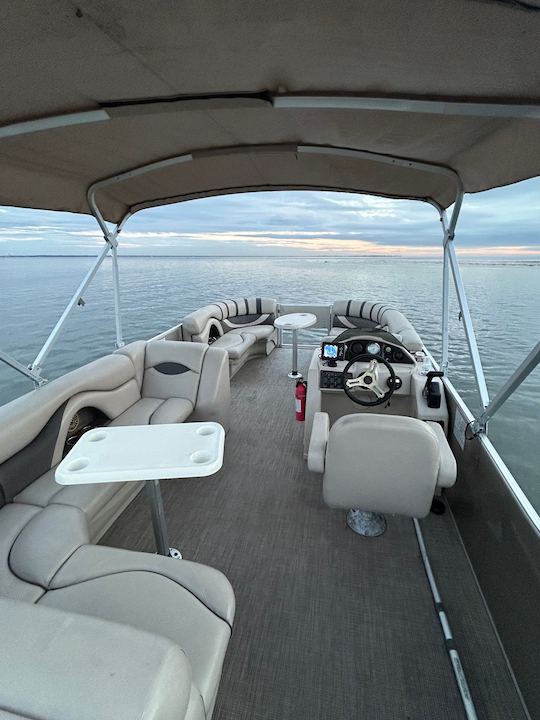 Sylvan Marine 8520 Mirage Cruise Tritoon