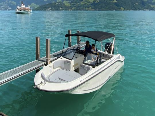 Barco a motor con patrón en el lago de Lucerna