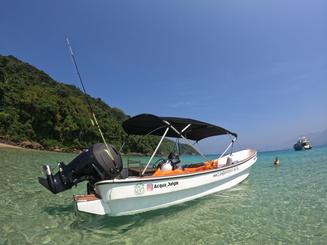 Bateau à moteur disponible à la location à Ilha Grande, Rio de Janeiro, Brésil