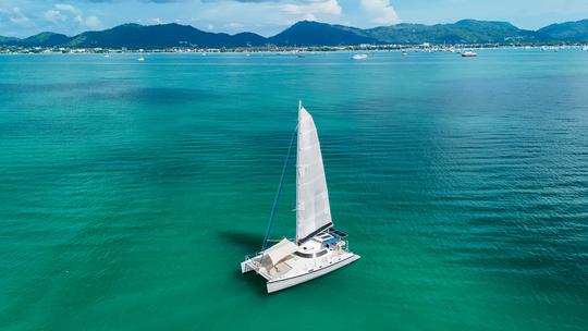 Catamarán de vela «Amadeus» en Phuket, Tailandia