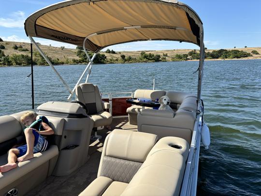 ¡Relájate en el agua con SunTracker Party Barge 20 para divertirte en el lago Lawtonka!