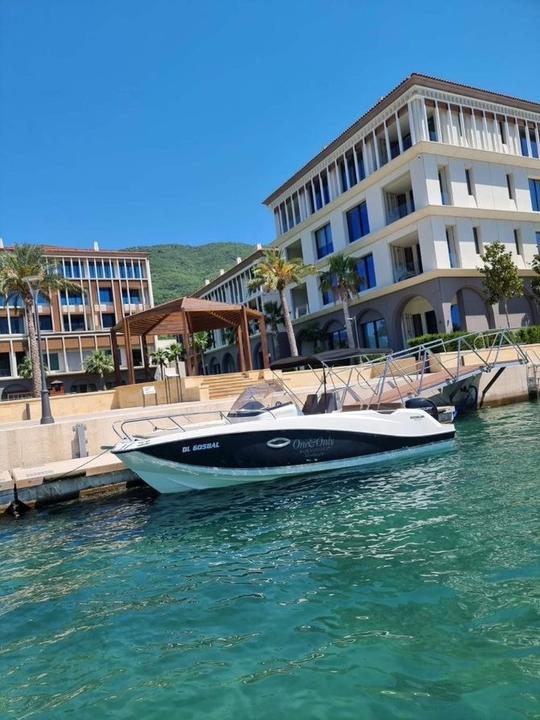 Lancha rápida con terraza en la bahía de Boka