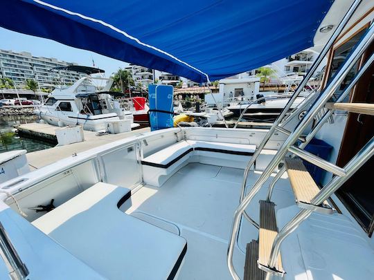 Joli bateau à moteur Uniflite 42 à Puerto Vallarta