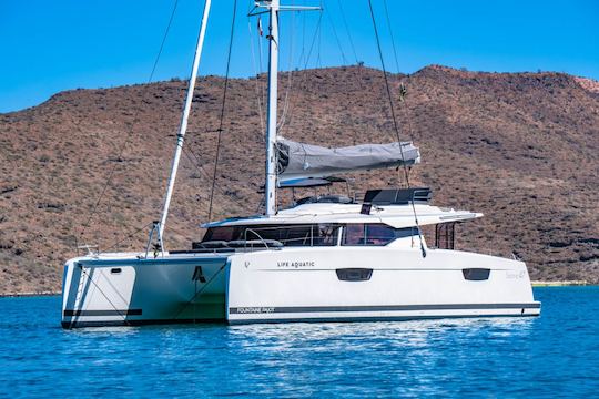 Escapadinhas de catamarã de luxo personalizadas em Fountaine Pajot de 47 pés