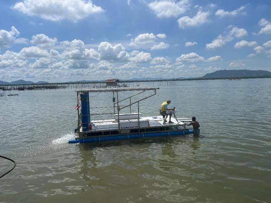 Barco solar no lago Songkhla