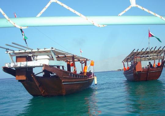 Cruzeiro de dia inteiro em Dhow em Khasab com observação de golfinhos