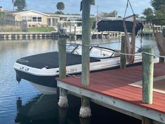 Crea recuerdos en el barco Bayliner de 22 pies en River Isles Retreat