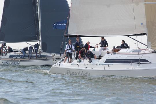 Yate de vela de diseño único, navegación rápida y alto confort 