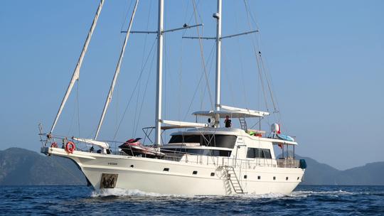 Explorez les îles verdoyantes de Gocek avec une goélette à voile de 105 pieds