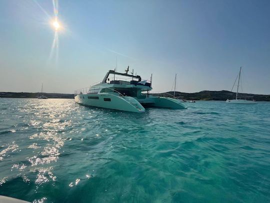 Catamaran à moteur de 90 pieds à Porto Cervo, nord-est de la Sardaigne, Méditerranée, Italie