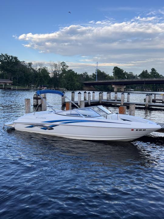 ¡Lagos y ríos que entrega este barco! Barco Larson Senza 226 de 23 pies