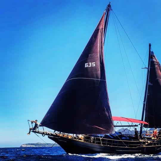 Antiguo velero pirata en la costa de Pollença, Mallorca.