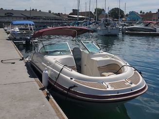 2002 Tahoe 254 Deckboat saindo da marina de Long Beach