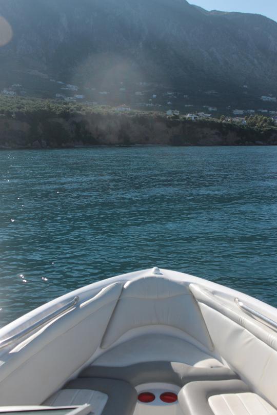 Passeio de barco por Kalamata Kitires. Pequenas cavernas, vila de Kitries e Mediterrâneo aberto