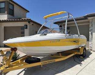 Chaparral Bowrider divertido e rápido para alugar em Bass Lake