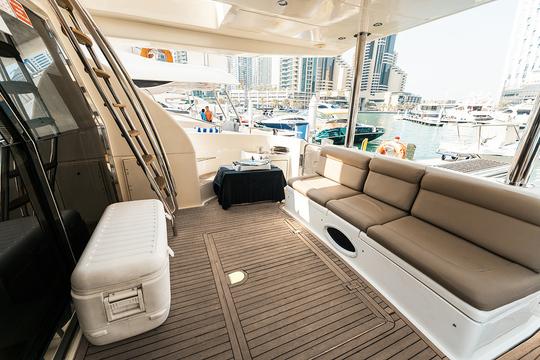 Location de yacht de 58 pieds à Dubaï avec capitaine et équipage (yacht Azimut pour 28 personnes)