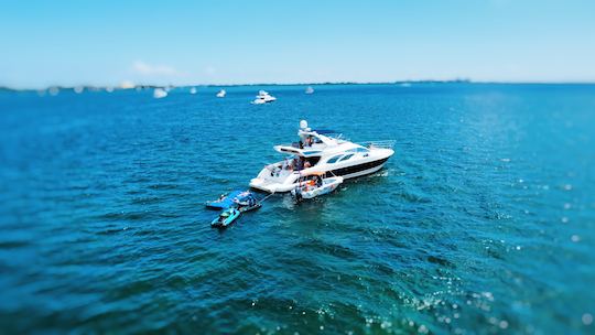 Azimut de 70 pés com 2 jet skis incluídos em Miami - uma hora grátis!