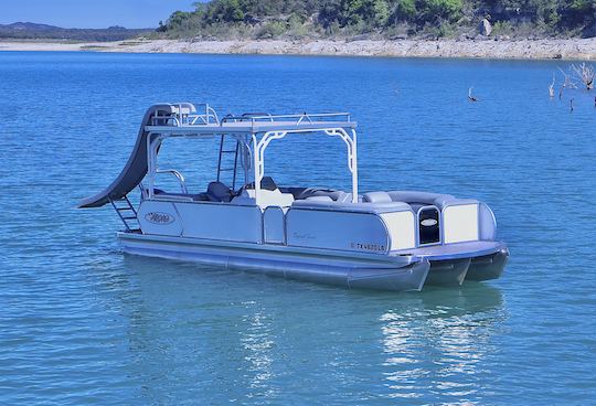 Tritoon à deux étages avec toboggan aquatique sur le lac Travis