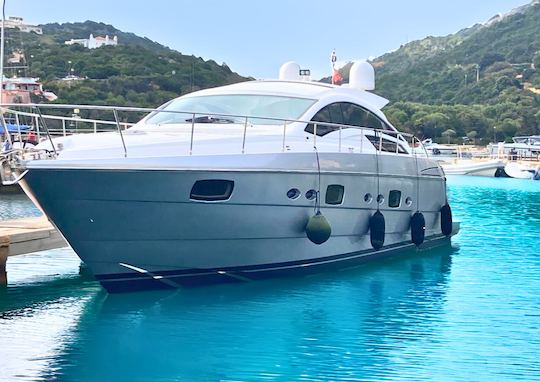 Yacht à moteur PERSHING 58, Poltu Quatu, Sardaigne du Nord-Est, Italie