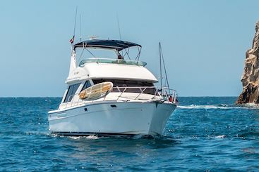 A Luxury Yacht Charter experience with this Bayliner 42 ft at LC.