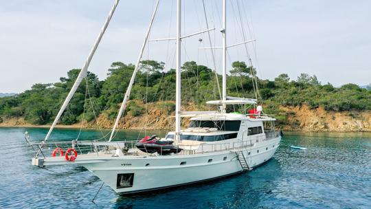 Explorez les îles verdoyantes de Gocek avec une goélette à voile de 105 pieds