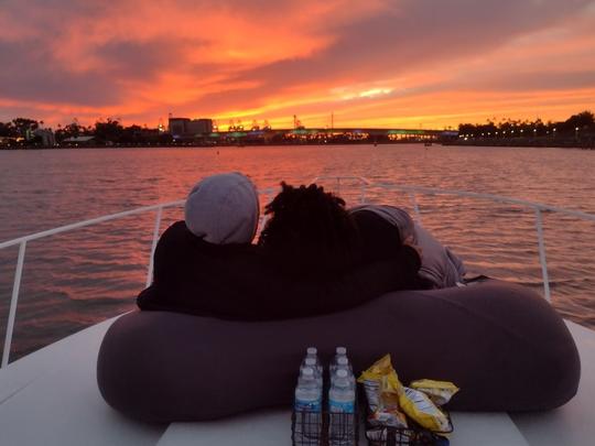 Romántico viaje por las luces de la ciudad en pufs en un Bertram de 42 pies 