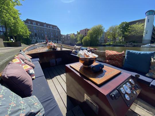 Visite privée en bateau sur le canal ouvert à Amsterdam, Pays-Bas