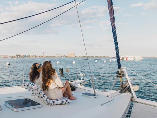 Elegante catamarã de 43 pés: experimente o porto de Boston com estilo! 