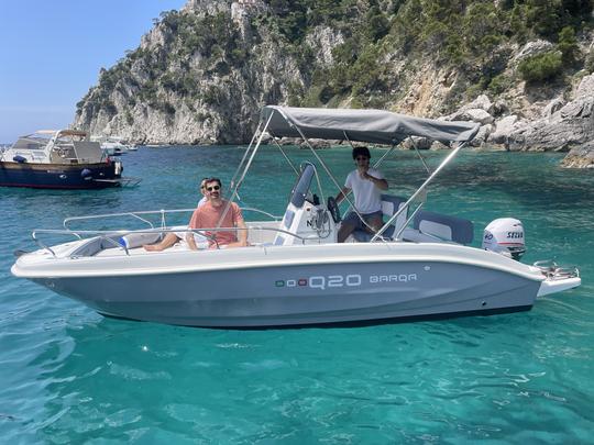 Passeio de barco de 20" em Capri (tudo incluído)