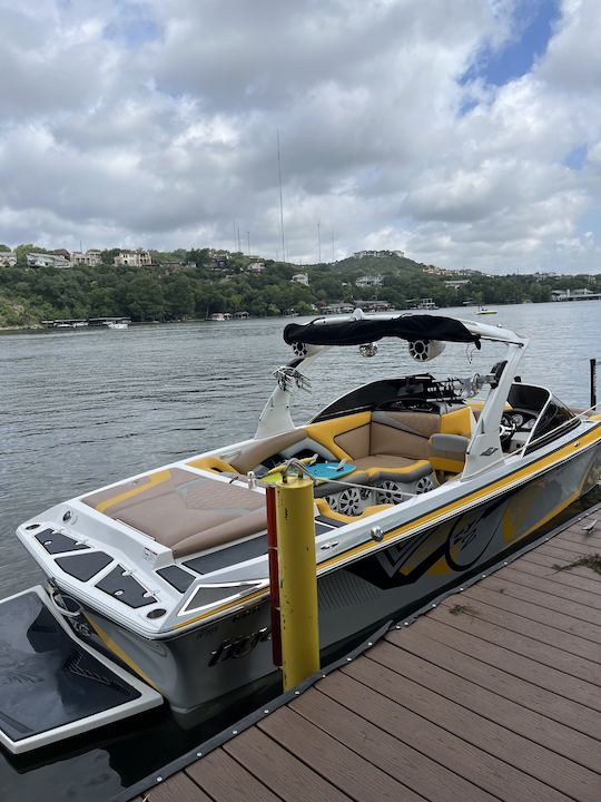 ¡Wake Surf & Ski Boat para disfrutar del mejor día en el lago!