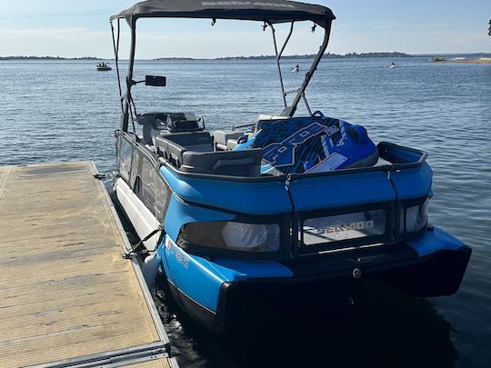 Ultimate Lake Escape: diversão com tudo incluído a bordo do nosso pontão Sea-Doo!