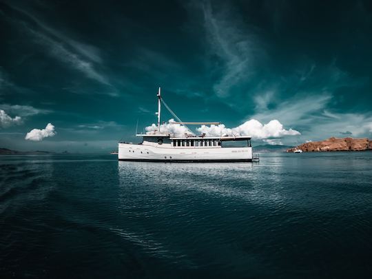 Naviguez avec style à bord du Splendour, le premier yacht privé de Komodo