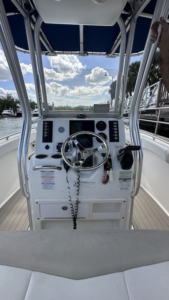 Robalo R222 Center Console