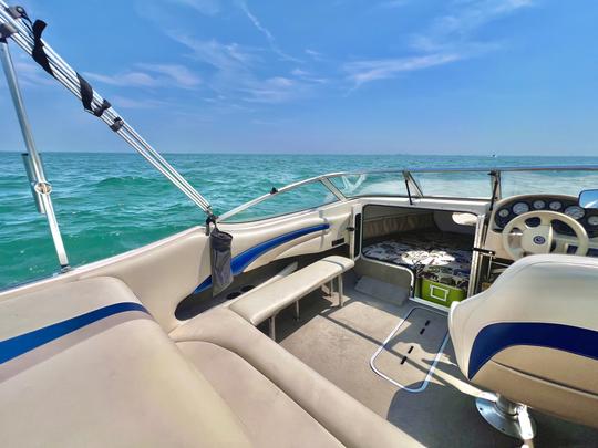 Bateau à moteur Stingray de 19 pieds sur le lac Sainte-Claire