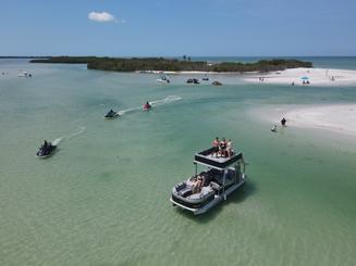 Bateau de fête à deux étages avec toboggan aquatique sur la plage de Madère !