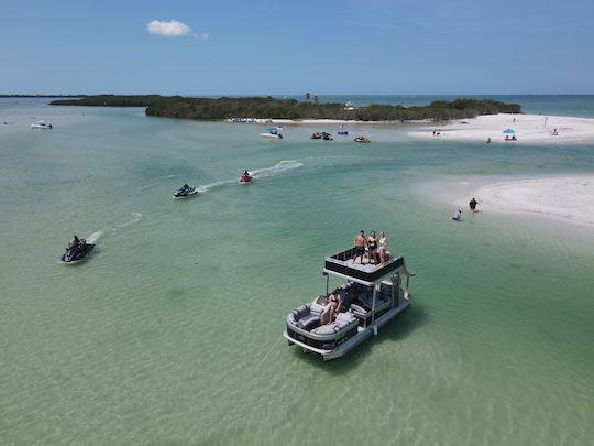 Barco de festa de dois andares com toboágua na Praia da Madeira!