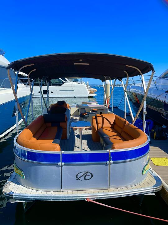 Espaçoso e luxuoso Avalon Pontoon 28'