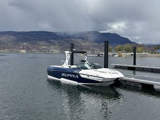 Bateau Supra Wakeboard à louer à Kelowna, Colombie-Britannique