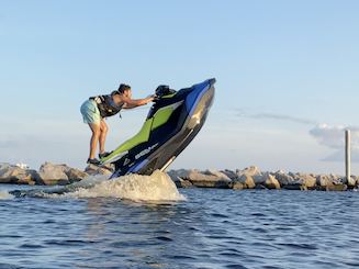  Nuevos alquileres de motos acuáticas SeaDoo Sparks y GTI en la playa de la ciudad de Panamá