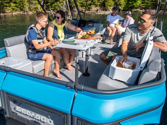 Ultimate Lake Escape: diversão com tudo incluído a bordo do nosso pontão Sea-Doo!