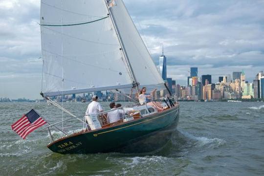 1964 Hinkley Pilot - Voilier classique dans le port de New York