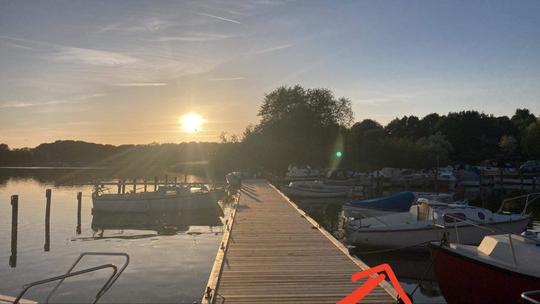 Bateau électrique silencieux dans le lac Søndersø à Maribo Lolland