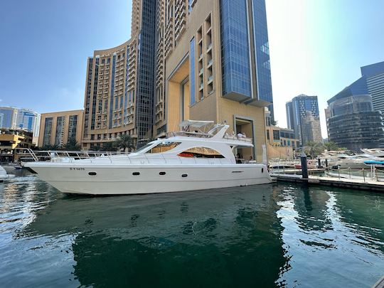 Iate Azimut de luxo de 75 pés — capacidade para 35 pessoas da Marina Dubai 