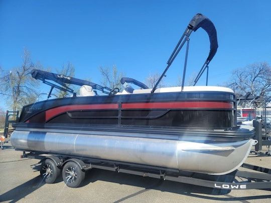 ¡Barco con patio Lowe Tritoon en el lago Shasta con espacio para 11 personas!