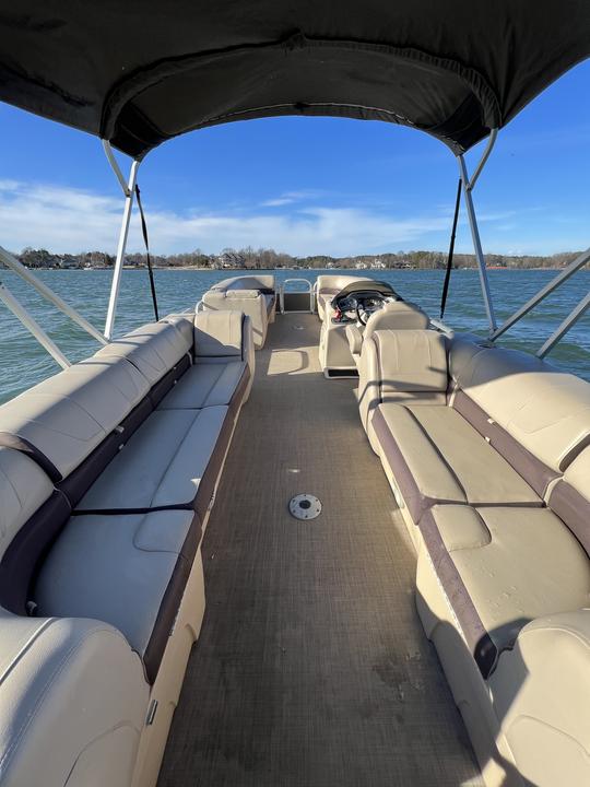 2019 26' Suntracker Pontoon Party Barge Lake Norman