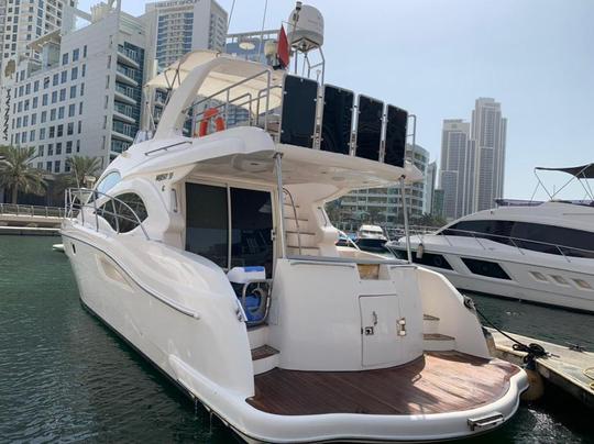 Location de bateau dans la marina de Dubaï · Majesty — 52 (2016)