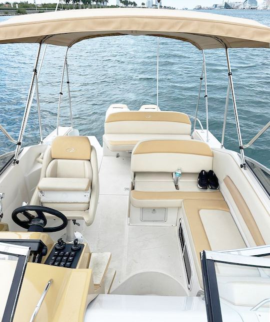 32ft Regal Commodore Miami Cruiser Yacht: Sail in Style