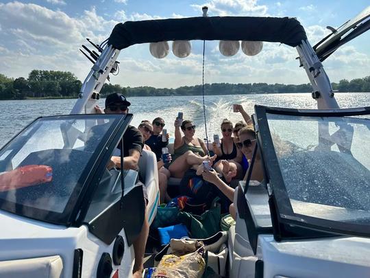 Bateau de wake surf Axis A22 à louer sur le lac Minnetonka